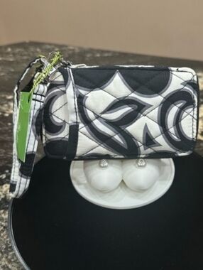 Vera Bradley-Day & Night Quilted Wristlet Wallet 🖤🤍